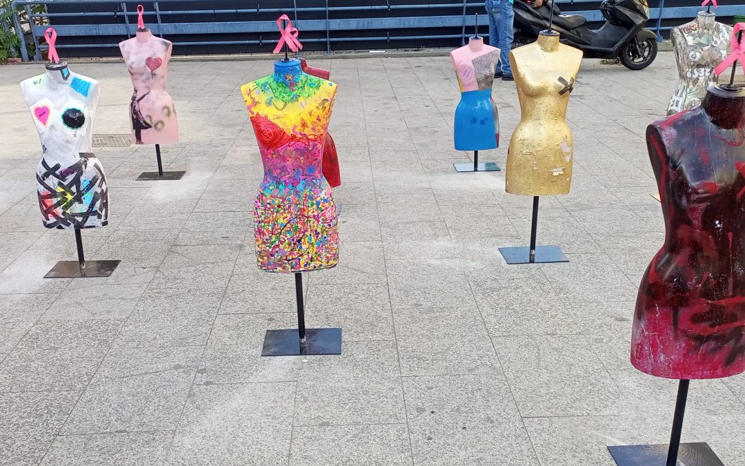 photo de l'exposition Blessées, bustes crées par Mrna Maalouf . Illustration de l'aticle danse orientale et cancer du sein